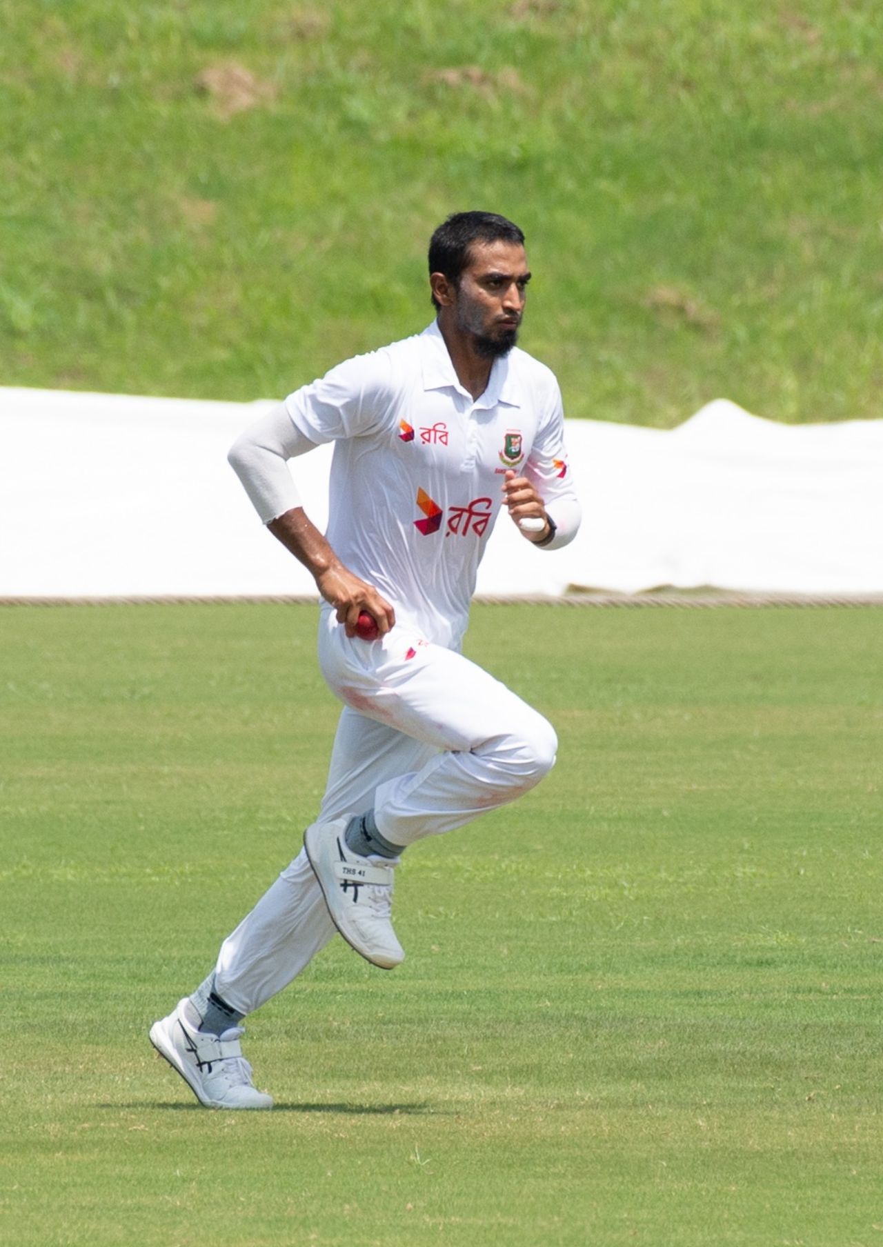 Tanzim Hasan runs in to bowl, Pakistan A vs Bangladesh A, 2nd four-day match, 4th day, Isalamabad, August 23, 2024