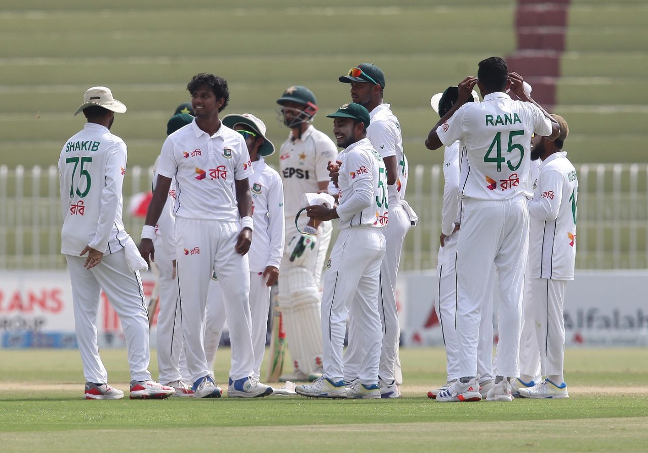 Hasan Mahmud and Bangladesh celebrate Shan Masood's wicket via the DRS, Pakistan vs Bangladesh, 1st Test, Rawalpindi, 5th day, August 25, 2024