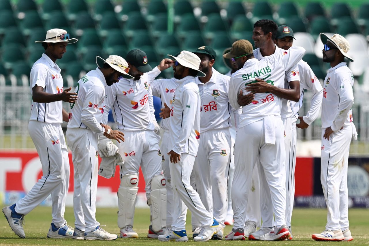 Nahid Rana gets a hug from Shakib Al Hasan after taking a wicket, Pakistan vs Bangladesh, 2nd Test, Rawalpindi, 4th day, September 2, 2024