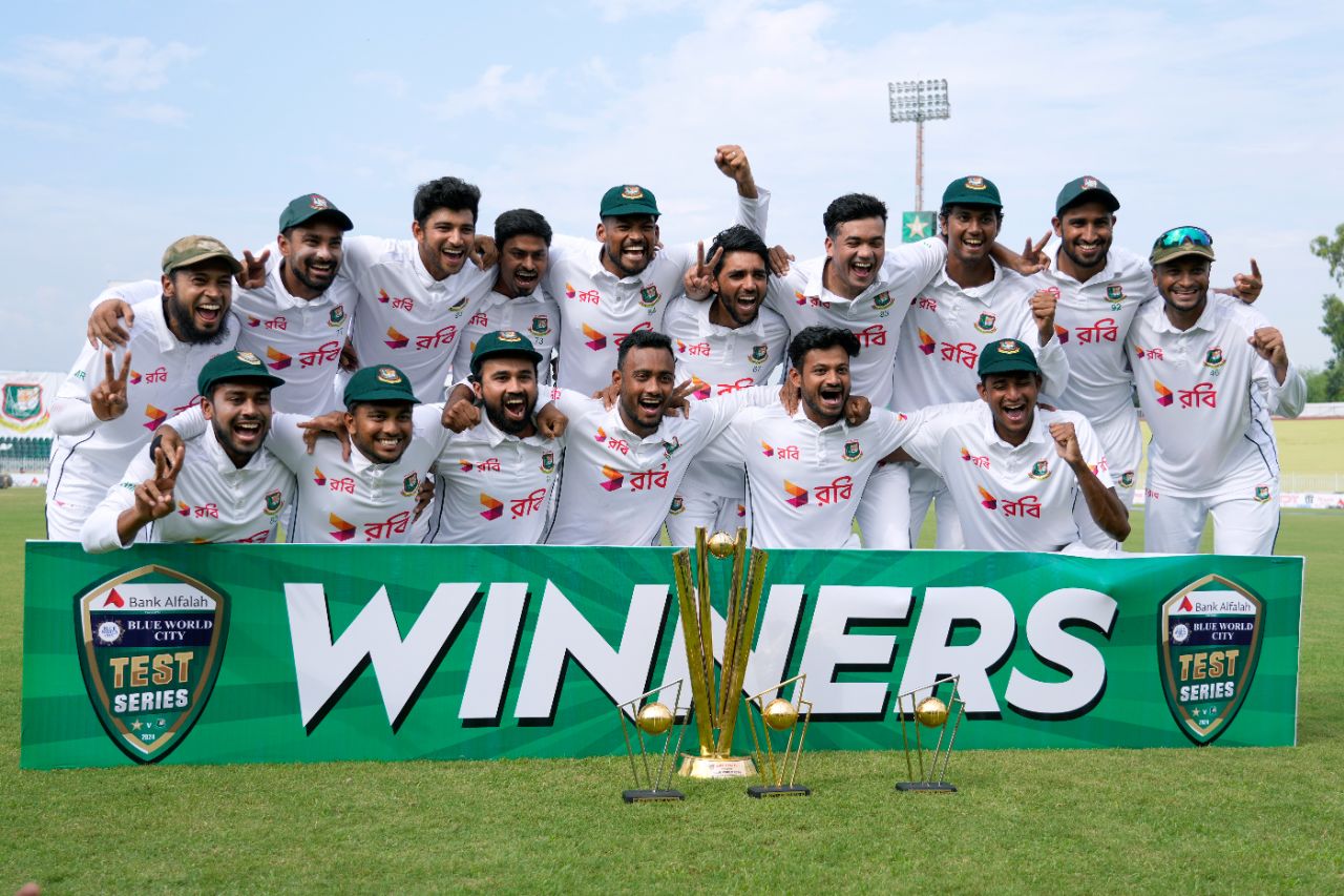 The victorious Bangladesh squad after wrapping up the series 2-0 against Pakistan, Pakistan vs Bangladesh, 2nd Test, Rawalpindi, 5th day, September 3, 2024