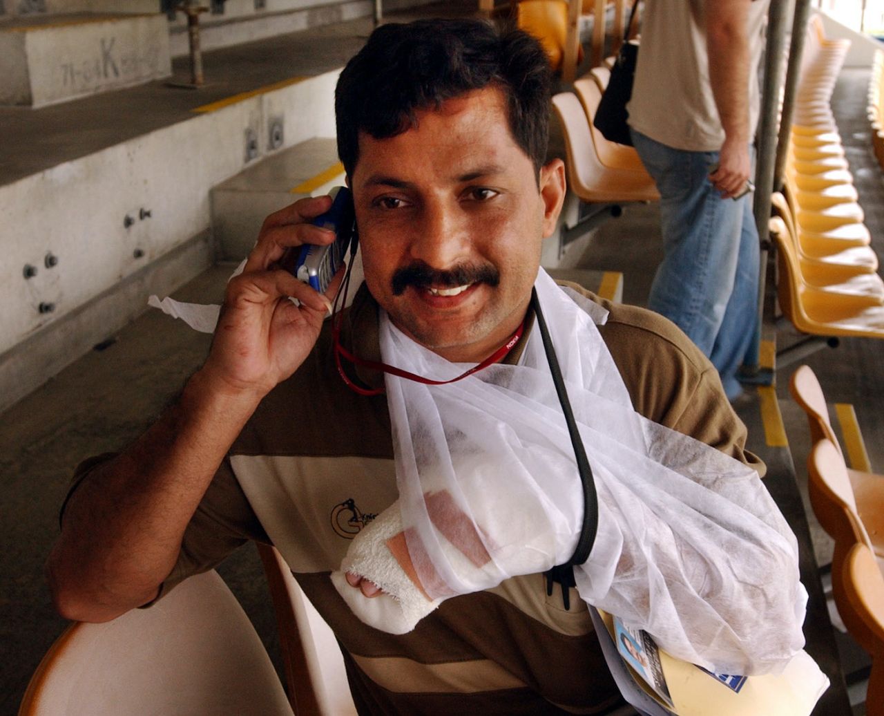 Pakistani journalist Zahid Malik nurses an injury, New Zealand v Pakistan, 2nd Test, Wellington, 2nd day, December 27, 2003