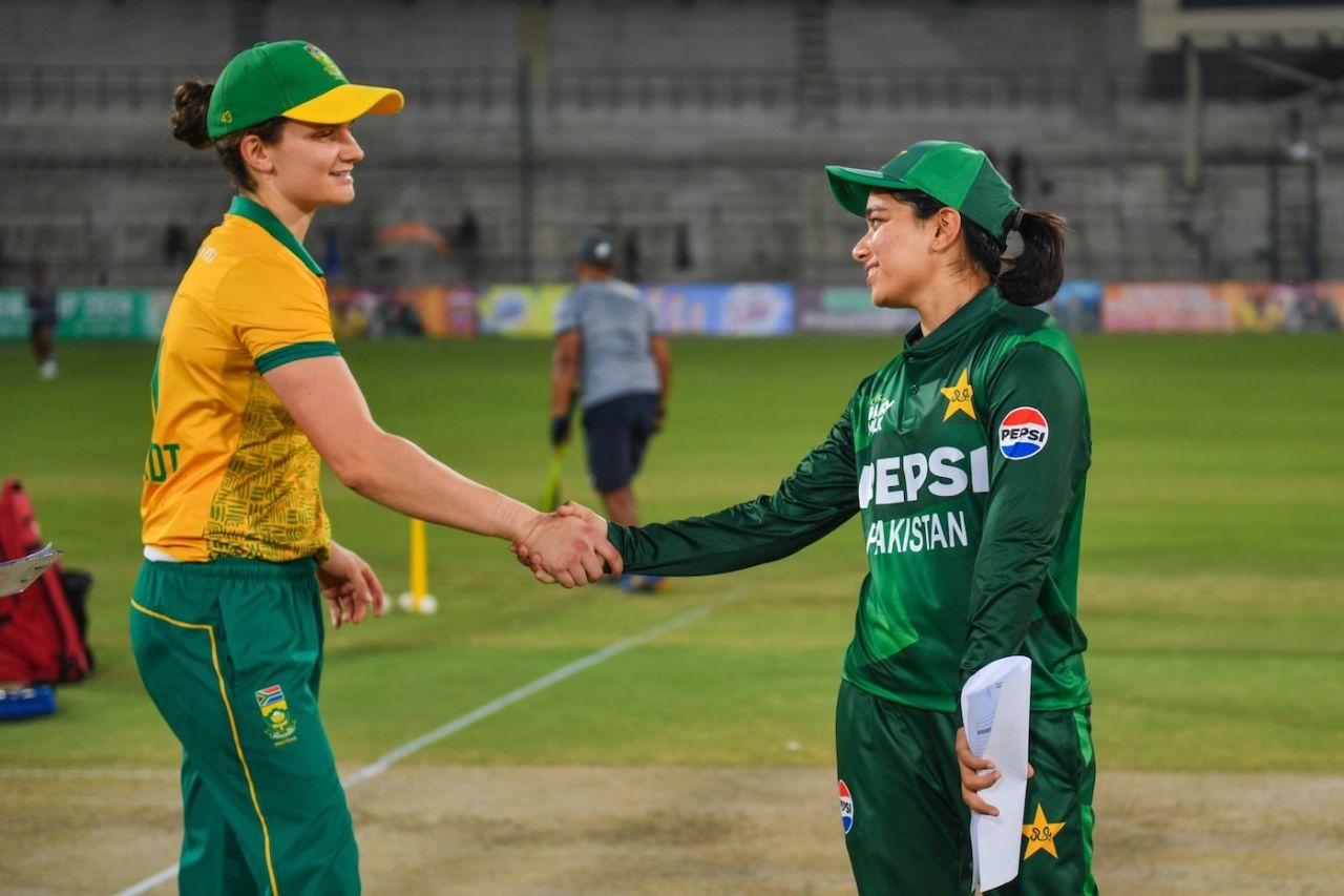 Laura Wolvaardt and Fatima Sana at the toss | Cricinfo.com