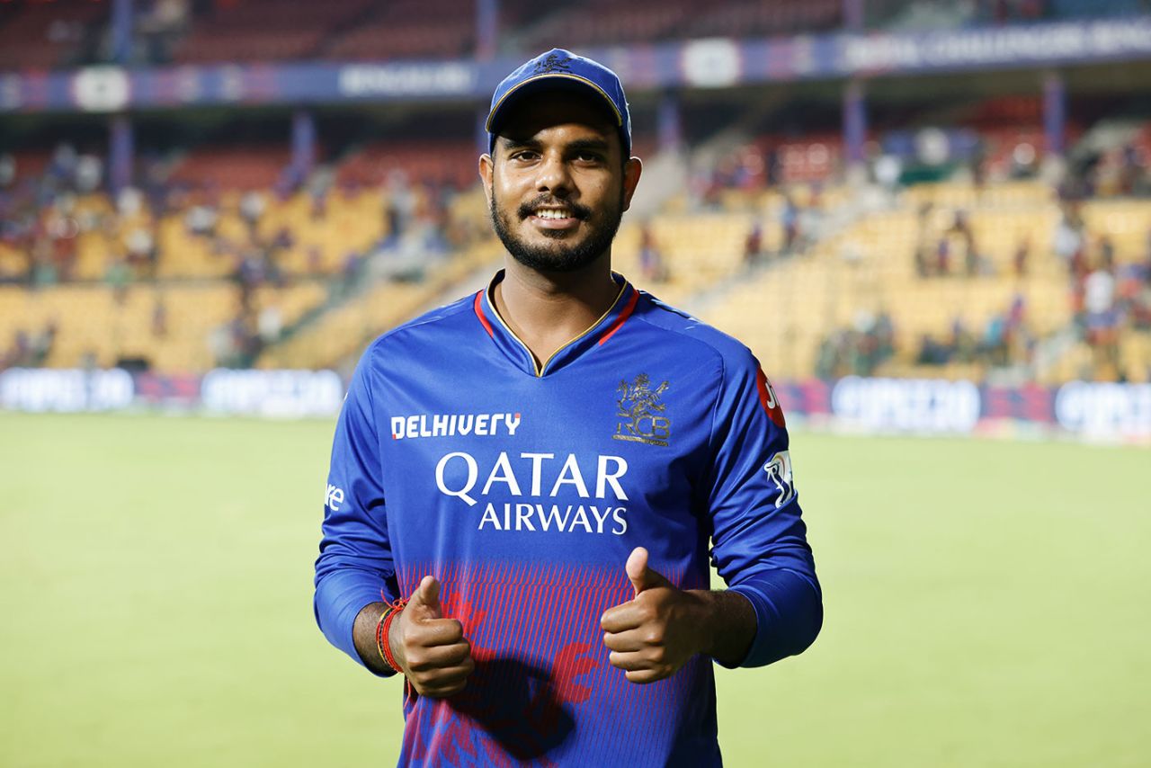 Yash Dayal gives two thumbs-ups, Royal Challengers Bengaluru vs Gujarat Titans, IPL 2024, Bengaluru, May 4, 2024
