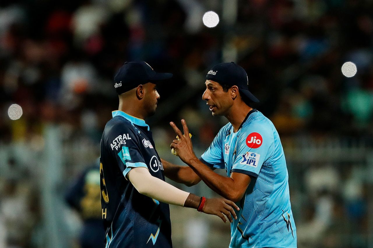 Yash Dayal speaks to coach Ashish Nehra, Gujarat Titans vs Rajasthan Royals, IPL 2022, Qualifier 1, Kolkata, May 24, 2022
