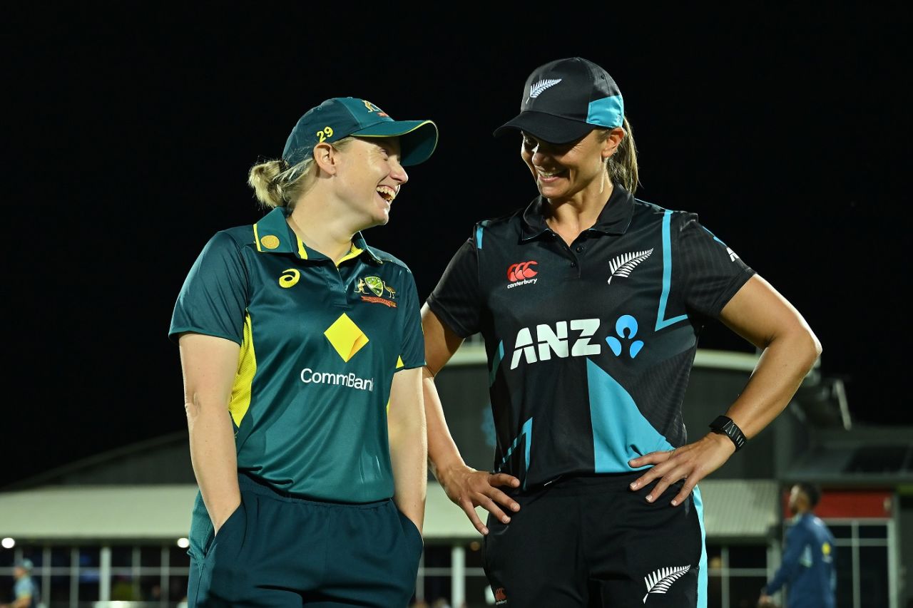 Australia captain Alyssa Healy shares a smile with New Zealand's stand-in skipper Suzie Bates, Australia vs New Zealand, 1st women's T20I, Mackay, September 19, 2024