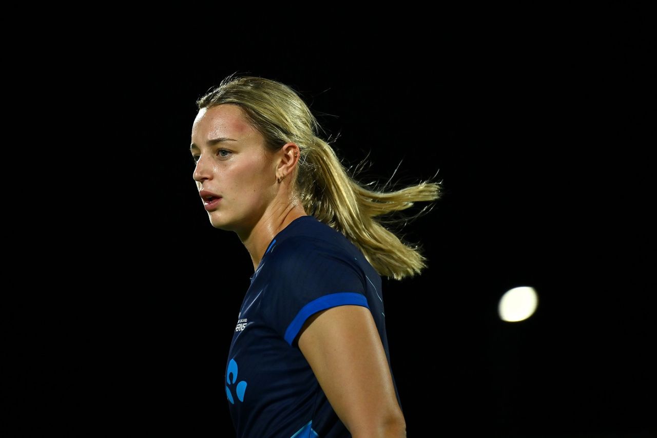 Molly Penfold warms up, Australia vs New Zealand, 1st women's T20I, Mackay, September 19, 2024