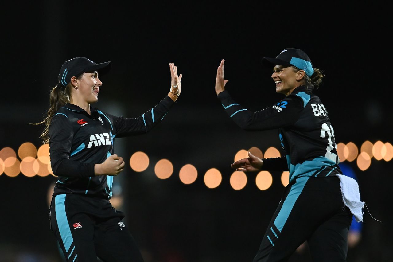 Amelia Kerr and Suzie Bates celebrate Alyssa Healy's wicket, Australia vs New Zealand, 1st women's T20I, Mackay, September 19, 2024