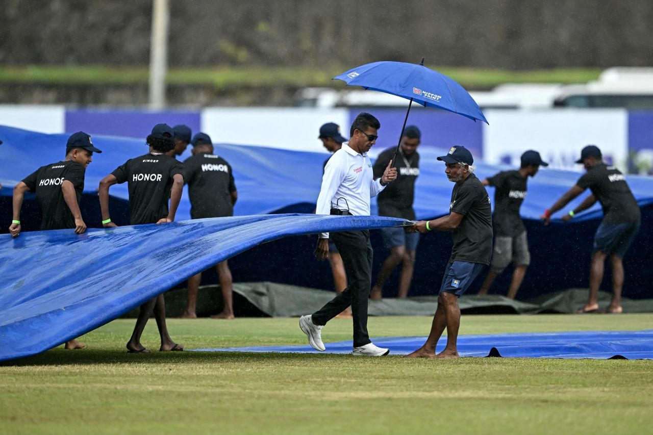 Groundstaff bring on the covers, Sri Lanka vs New Zealand, 1st Test, 4th day, Galle, September 22, 2024