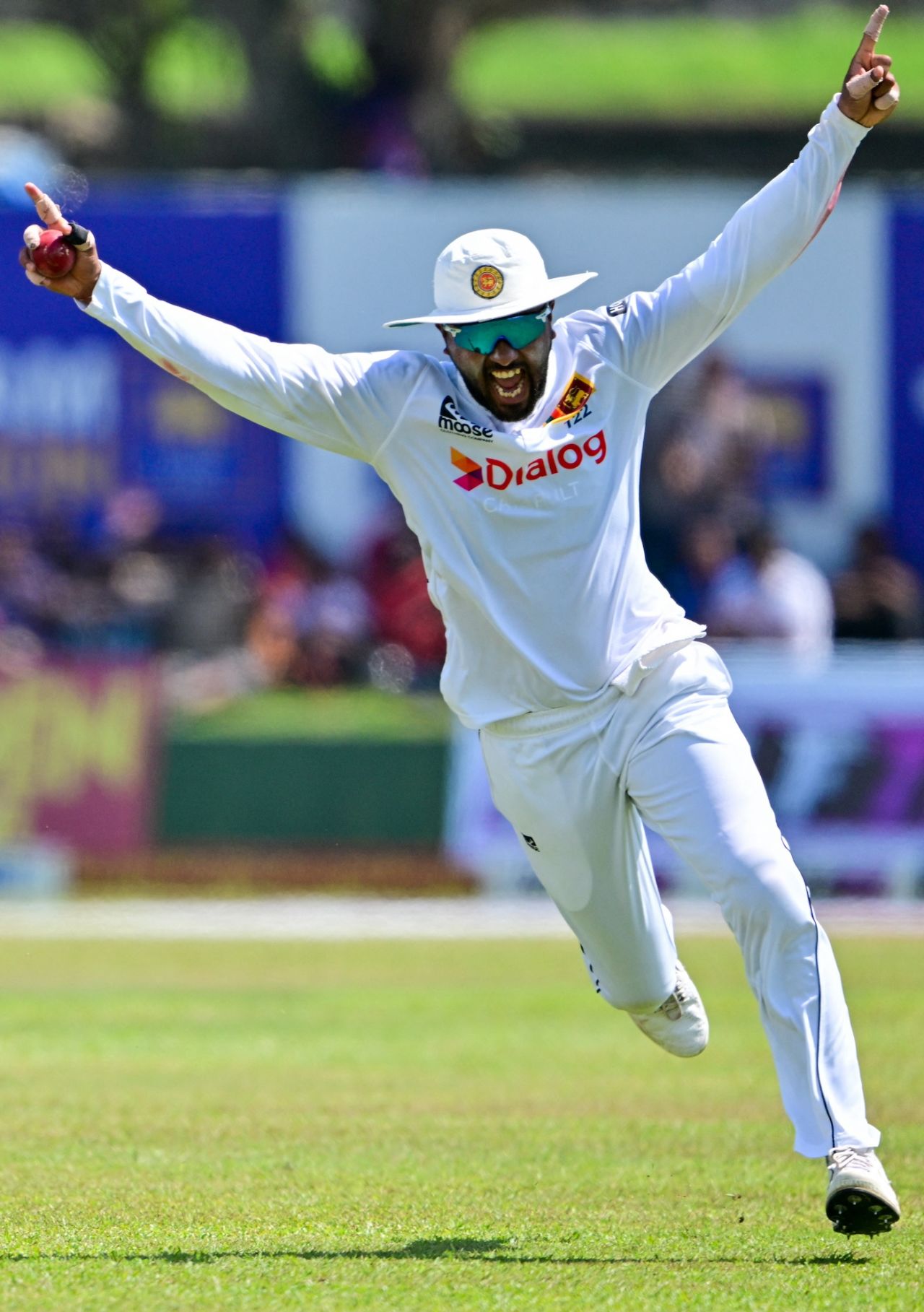 Dinesh Chandimal took a sharp catch running backwards to send back Devon Conway, Sri Lanka vs New Zealand, 2nd Test, Galle, 3rd day, September 28, 2024