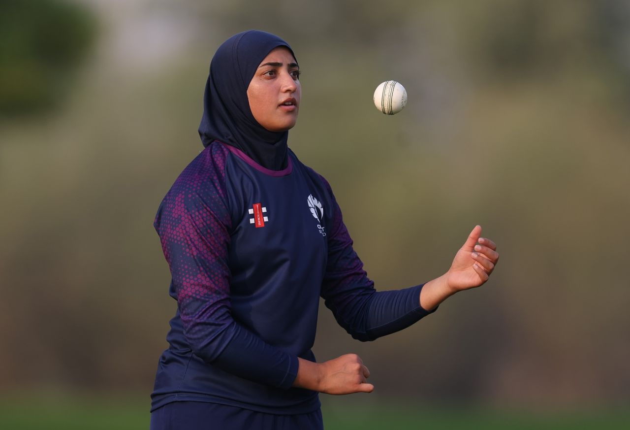 Abtaha Maqsood gets ready to bowl, Pakistan vs Scotland, Women's T20 World Cup Warm-up, Dubai, September 28, 2024