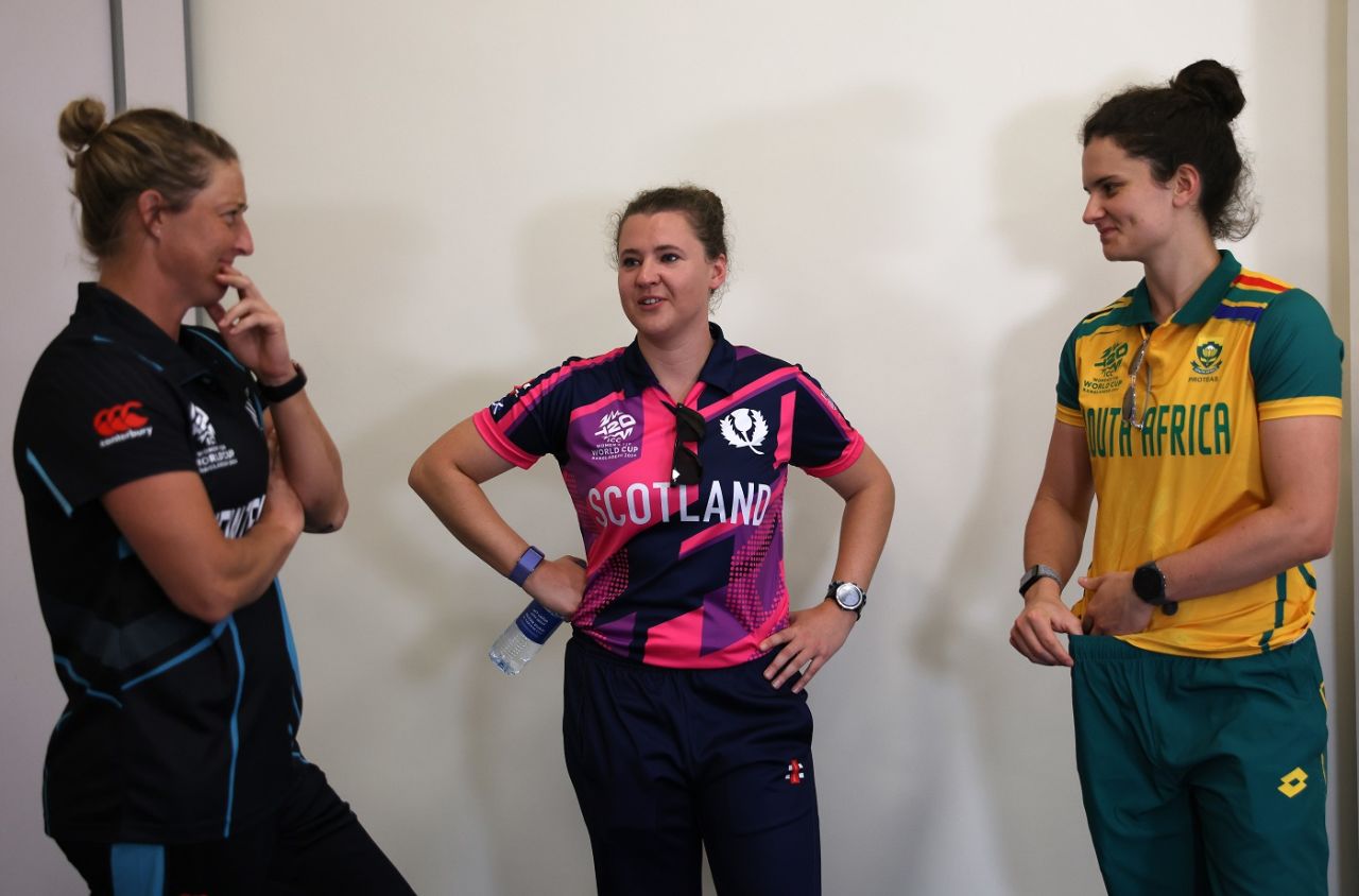 Sophie Devine, Kathryn Bryce and Laura Wolvaardt in a mini-conference, Women's T20 World Cup, Dubai, October 2, 2024