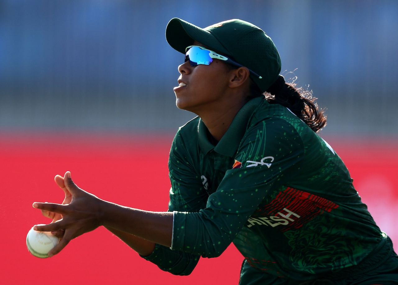 Shorna Akter lets the ball slip between her fingers, Bangladesh vs Scotland, Women's T20 World Cup, Sharjah, October 3, 2024