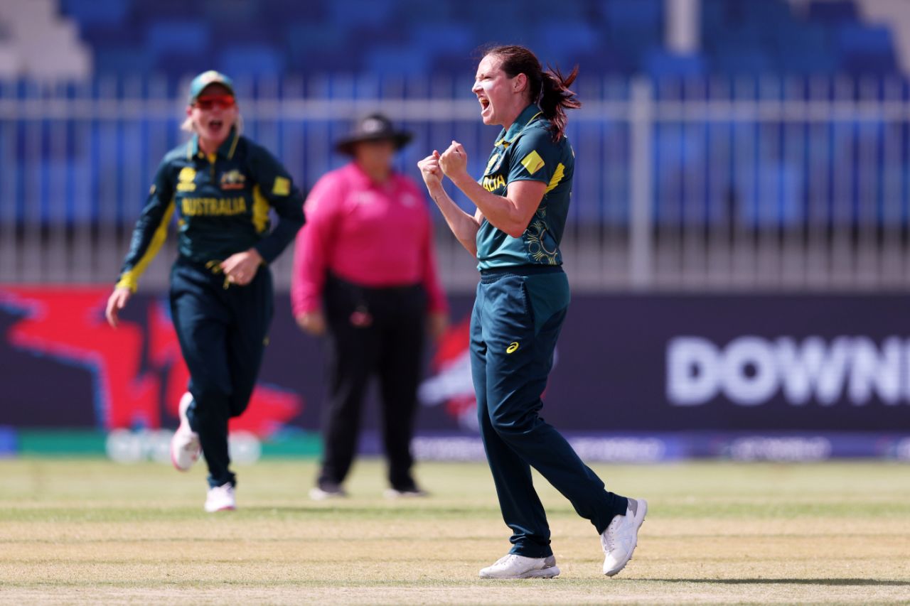महिला टी20 वर्ल्ड कप इतिहास के 20 सबसे बड़े रिकॉर्ड पर एक नजर Megan Schutt produced figures of 4-1-12-3 to go to the top of the table for the most wickets at Women's T20 World Cups, Australia vs Sri Lanka, Women's T20 World Cup 2024, Sharjah, October 5, 2024
