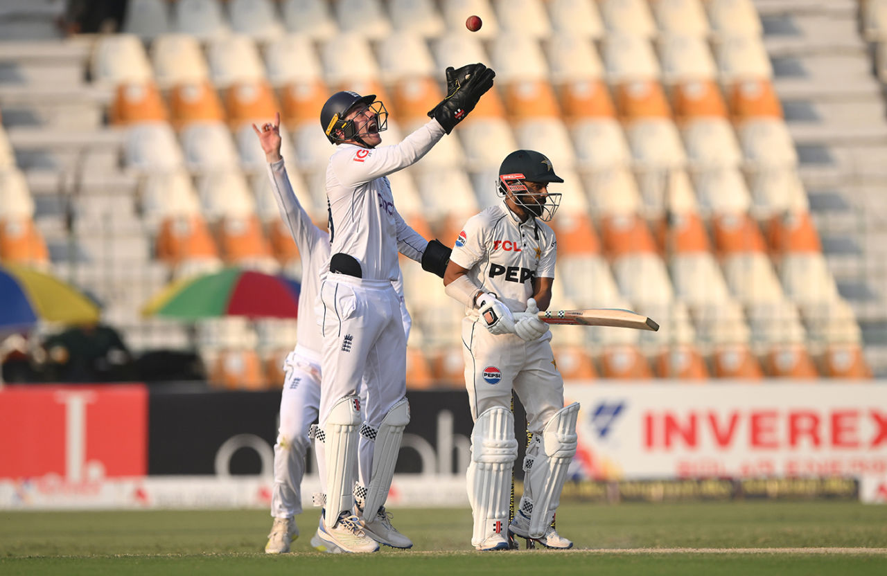 Jamie Smith held a sharp catch to see off Saud Shakeel, Pakistan vs England, 1st Test, Multan, 4th day, October 10, 2024