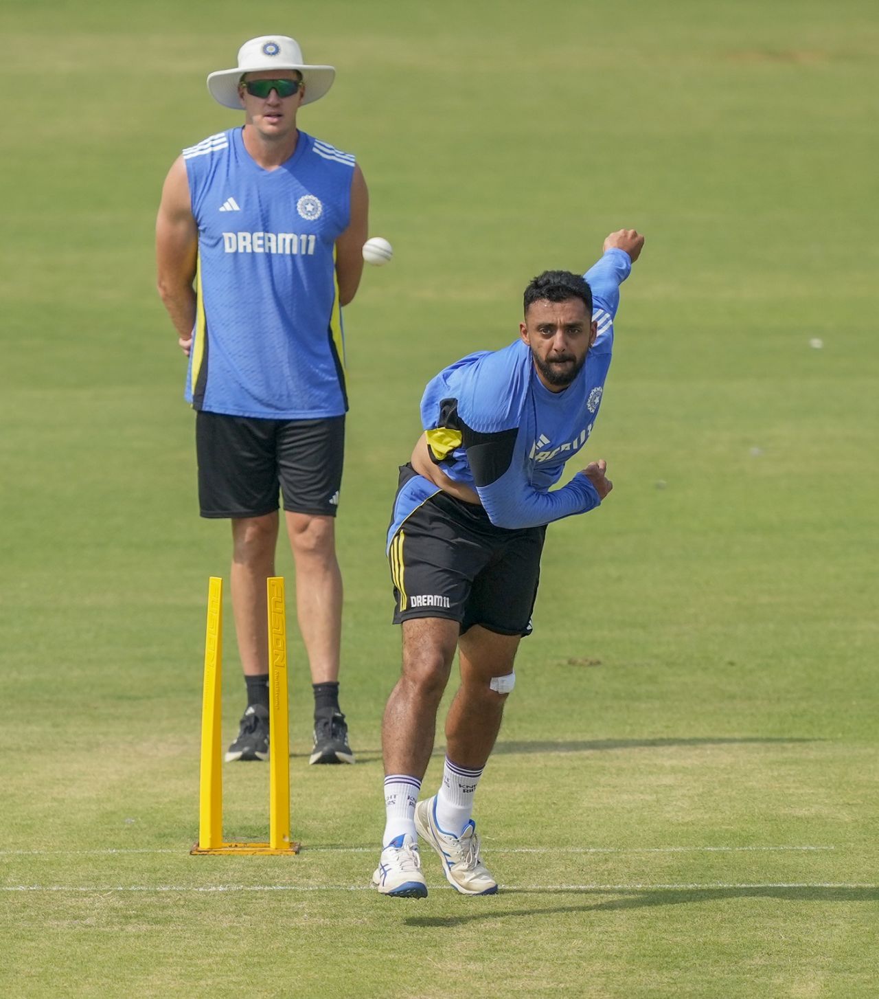 Morne Morkel keeps a close eye on Varun Chakravarthy, Delhi, October 8, 2024