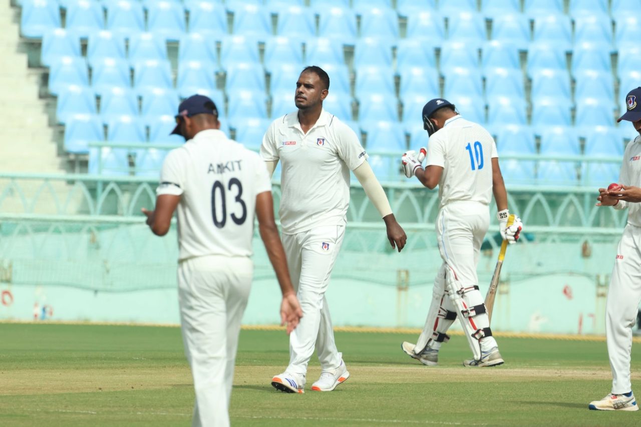 Yash Dayal struck early with the wicket of Abhimanyu Easwaran, Uttar Pradesh vs Bengal, Ranji Trophy 2024-25, Lucknow, 1st day, October 11, 2024