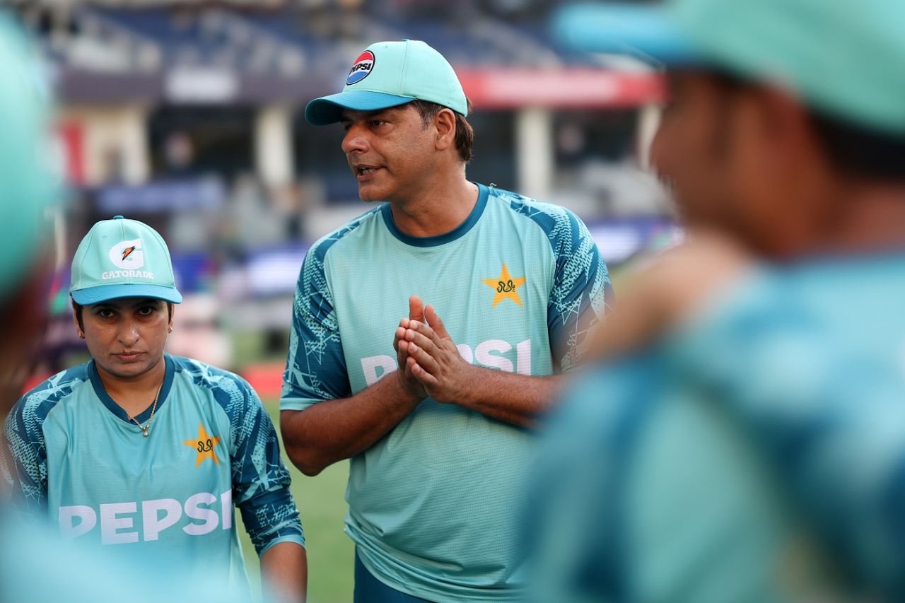 Nida Dar listens intently as head coach Mohammad Wasim gives a pep talk, Australia vs Pakistan, Women's T20 World Cup, Dubai, October 11, 2024