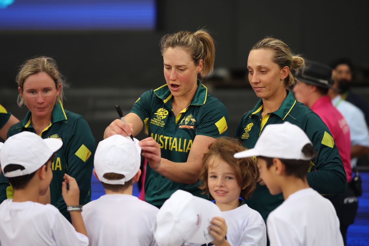 Ellyse Perry makes a young fan's day as Beth Mooney and Ashleigh Gardner watch on, Australia vs Pakistan, Women's T20 World Cup, Dubai, October 11, 2024
