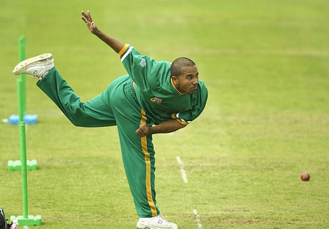 Paul Adams completes his unorthodox bowling action, London, July 30, 2003