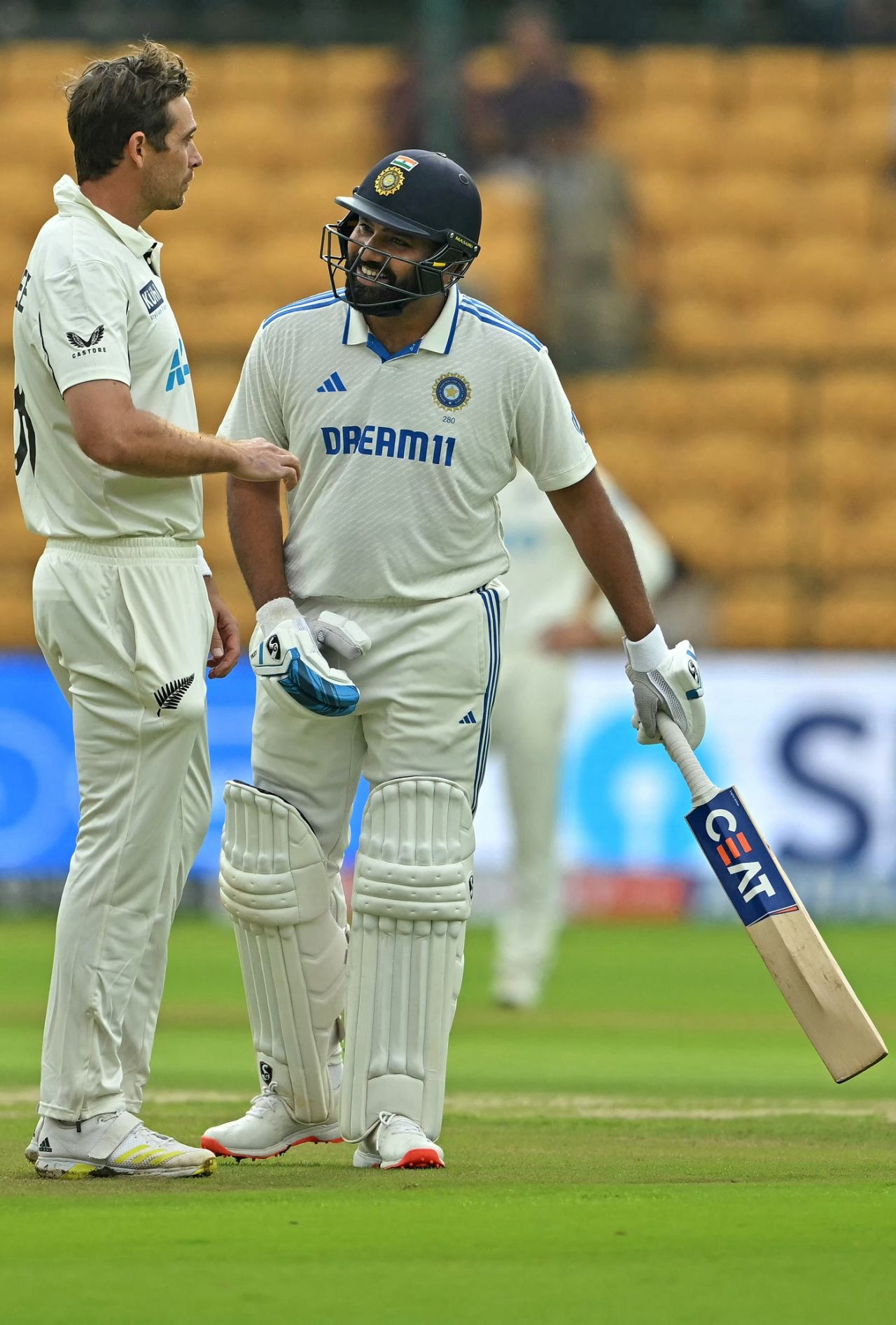 Tim Southee has a chat with Rohit Sharma, India vs New Zealand, 1st Test, Bengaluru, 2nd day, October 17, 2024
