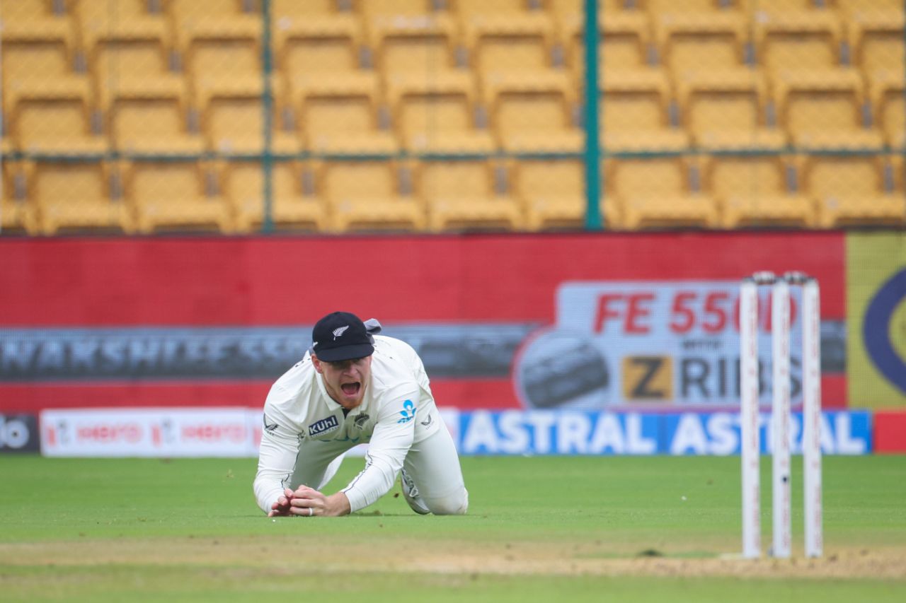 Glenn Phillips took a sharp catch to send back Virat Kohli for a duck, India vs New Zealand, 1st Test, Bengaluru, 2nd day, October 17, 2024