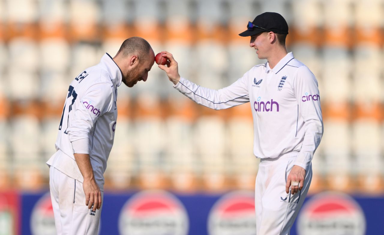 Jack Leach lends his head to Harry Brook for some ball-shining, Pakistan vs England, 2nd Test, Multan, 3rd day, October 17, 2024