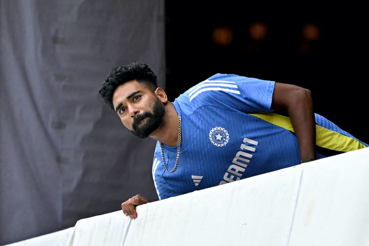 Mohammed Siraj takes a peak during the rain, India vs New Zealand, 1st Test, Bengaluru, 4th day, October 19, 2024