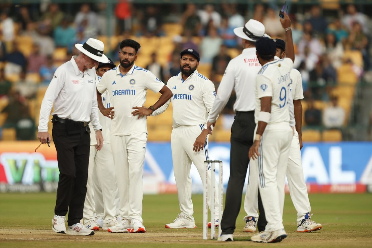Rohit Sharma is clearly unhappy at play being called off early on Saturday, India vs New Zealand, 1st Test, Bengaluru, 4th day, October 19, 2024