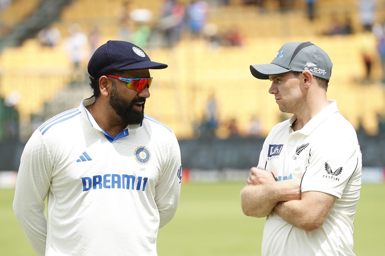 Rohit Sharma and Tom Latham chat after the game, India vs New Zealand, 1st Test, Bengaluru, 5th day, October 20, 2024