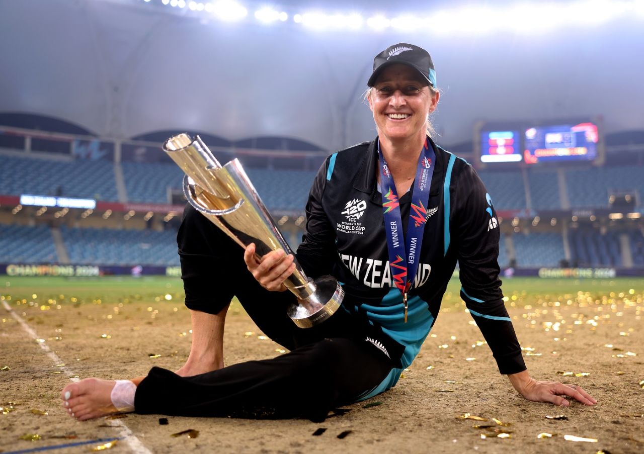 Sophie Devine poses with the trophy, South Africa vs New Zealand, final, Dubai, Women's T20 World Cup, October 20, 2024