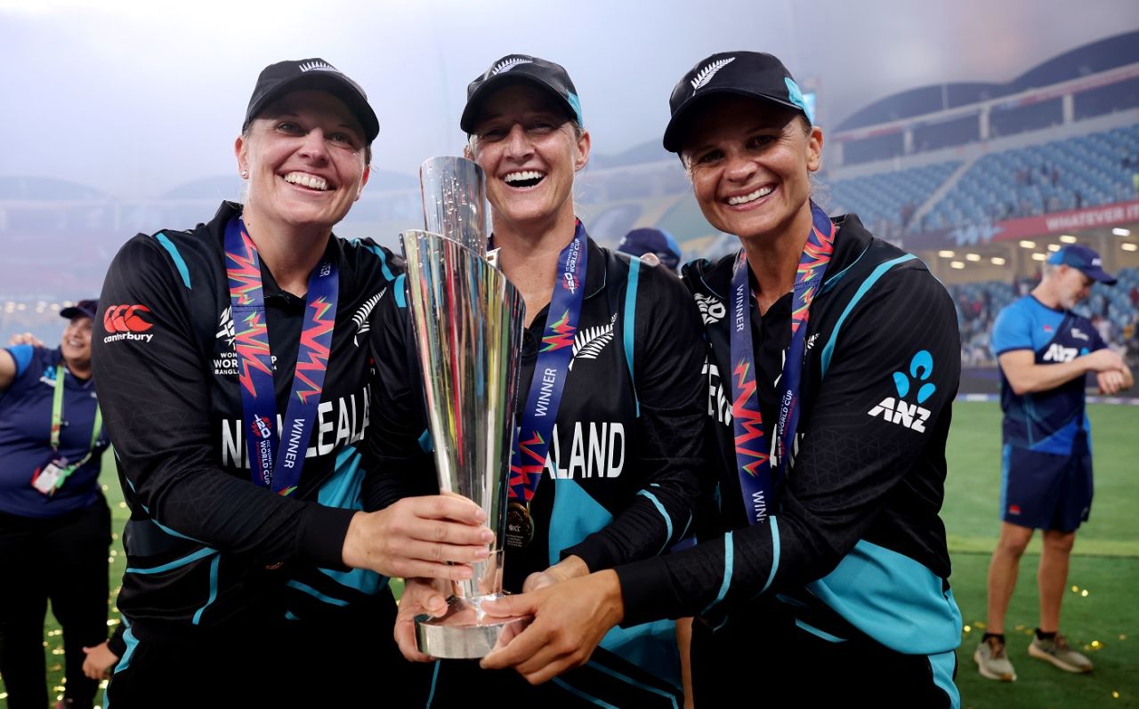 Lea Tahuhu, Sophie Devine and Suzie Bates pose with the trophy, South Africa vs New Zealand, final, Dubai, Women's T20 World Cup, October 20, 2024