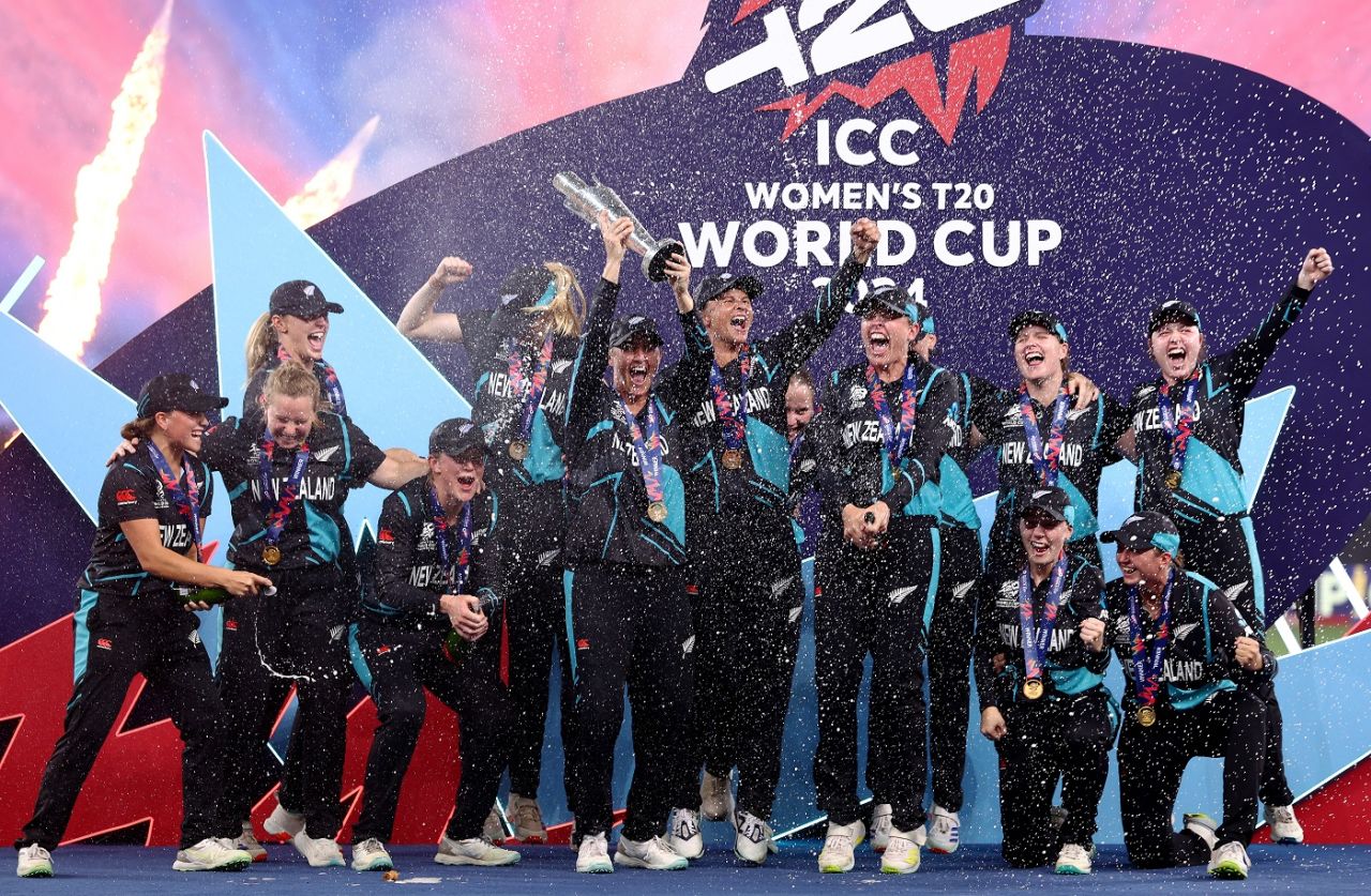 The New Zealand players celebrate with the trophy, South Africa vs New Zealand, final, Dubai, Women's T20 World Cup, October 20, 2024