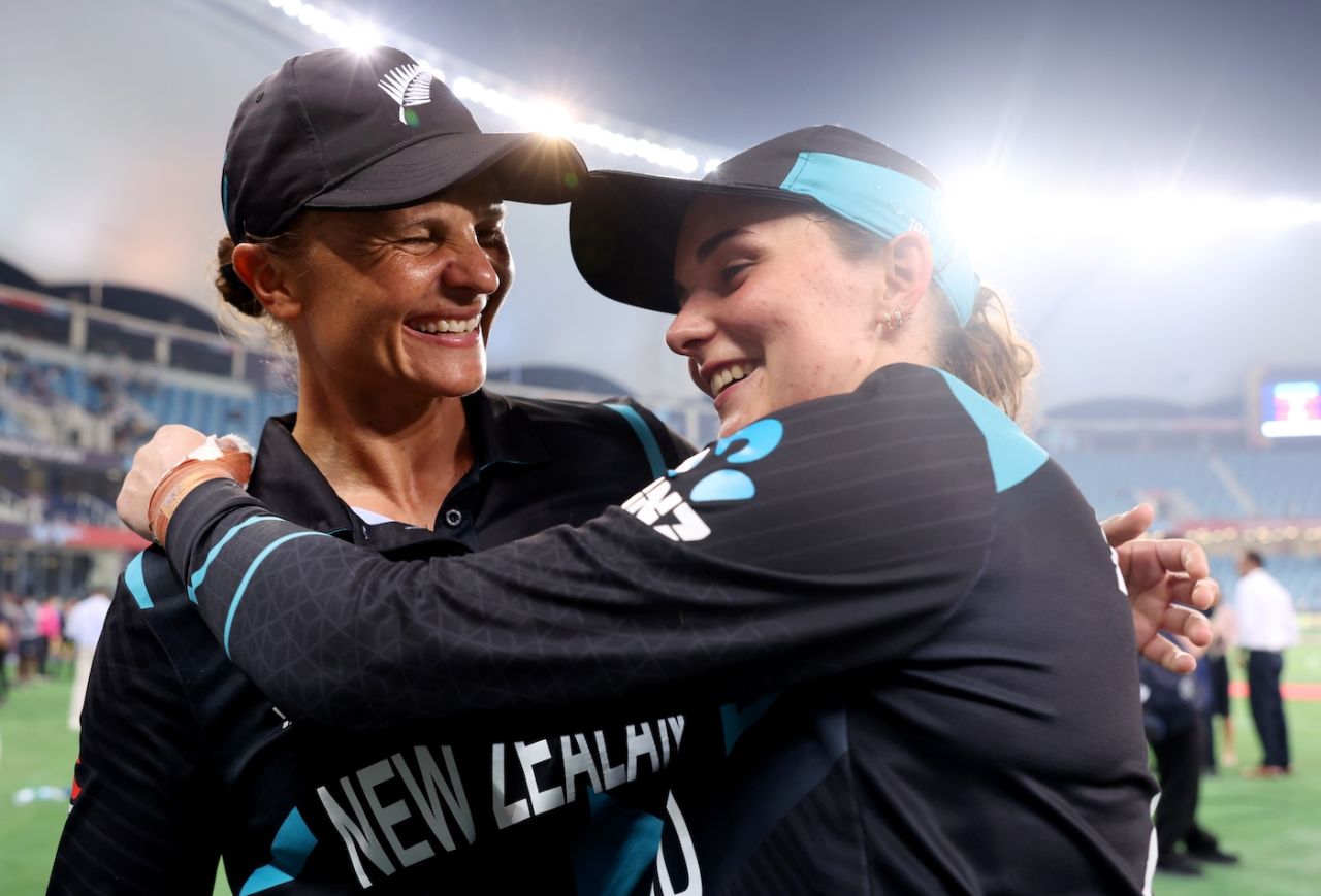 Suzie Bates and Amelia Kerr soak in the victory feeling, South Africa vs New Zealand, final, Dubai, Women's T20 World Cup, October 20, 2024