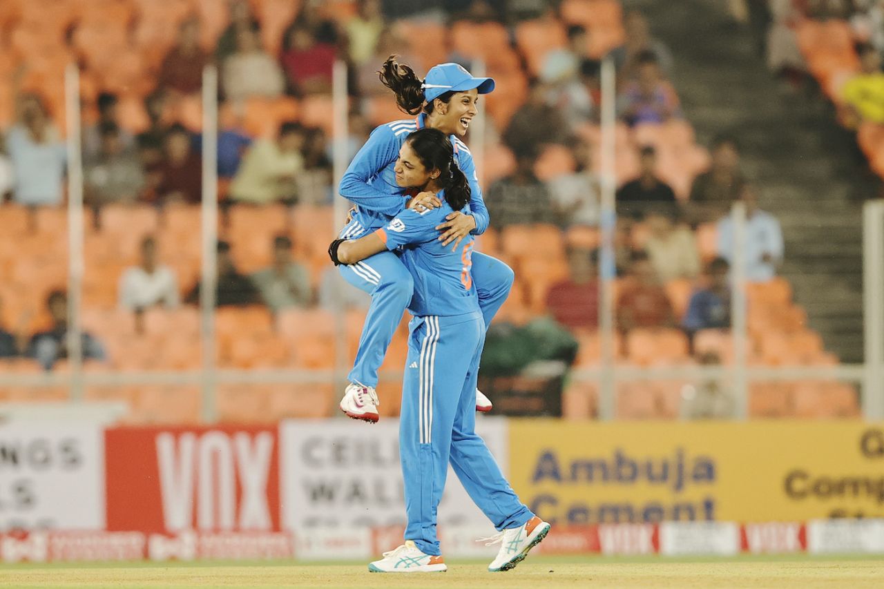 Saima Thakor taking the crucial wicket of Brooke Halliday got her a big hug from Jemimah Rodrigues, India vs New Zealand, 1st ODI, Ahmedabad, October 24, 2024