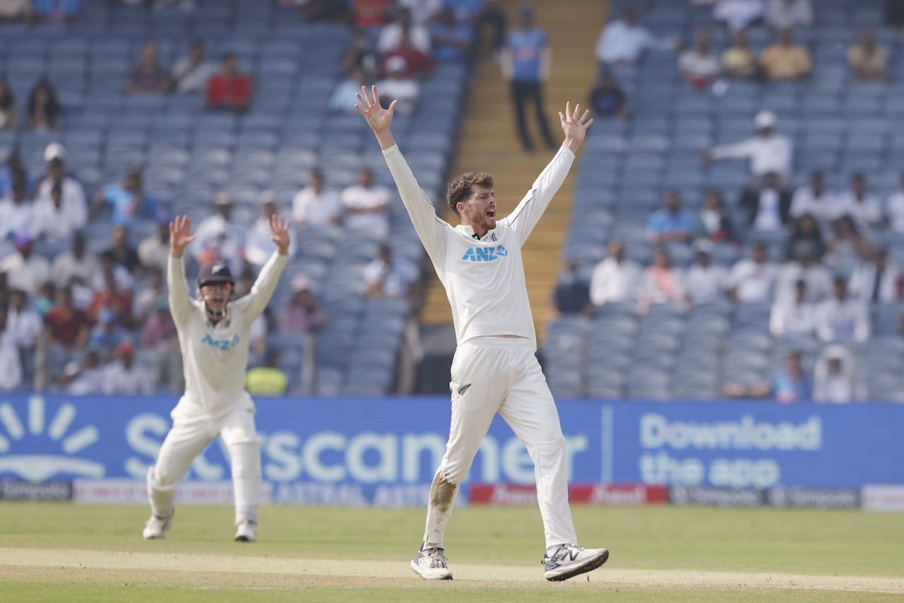 Mitchell Santner removed Shubman Gill in the first hour, India vs New Zealand, 2nd Test, Pune, 2nd day, October 25, 2024