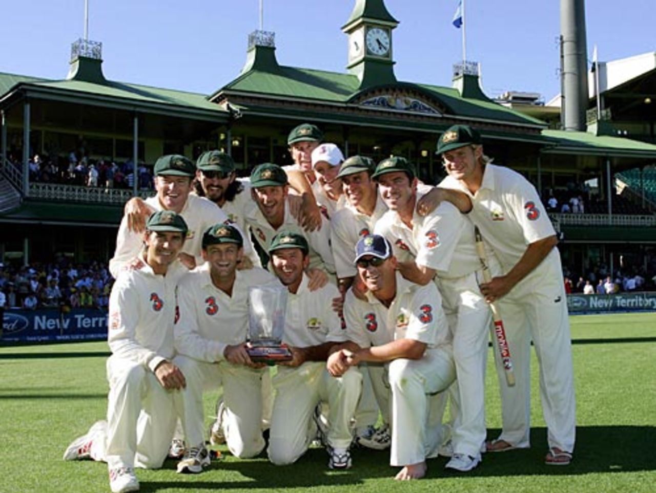 The victorious Australian side celebrate, Australia v Pakistan, 3rd Test, Sydney, January 5, 2005