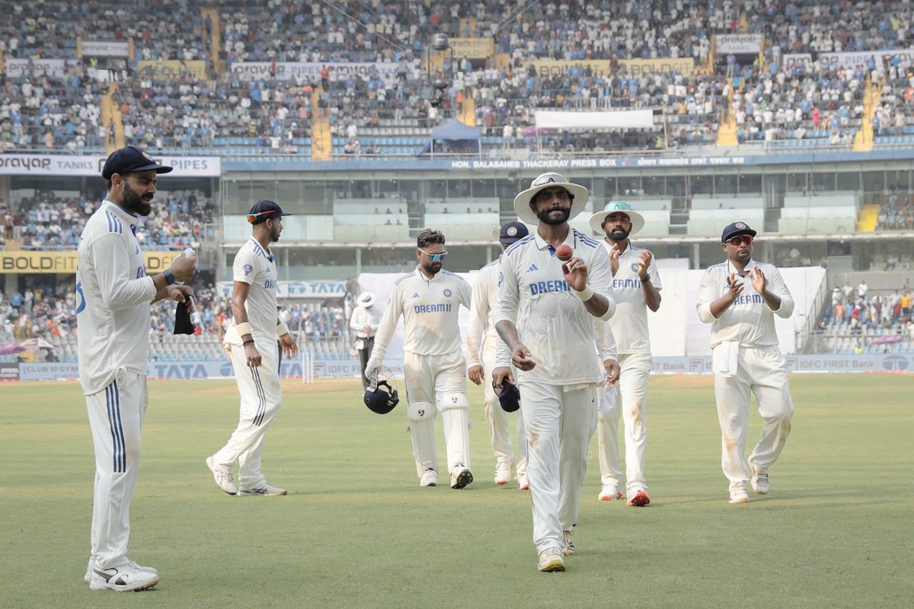 Ravindra Jadeja acknowledges the cheers after his five-for, India vs New Zealand, 3rd Test, Mumbai, 1st day, November 1, 2024