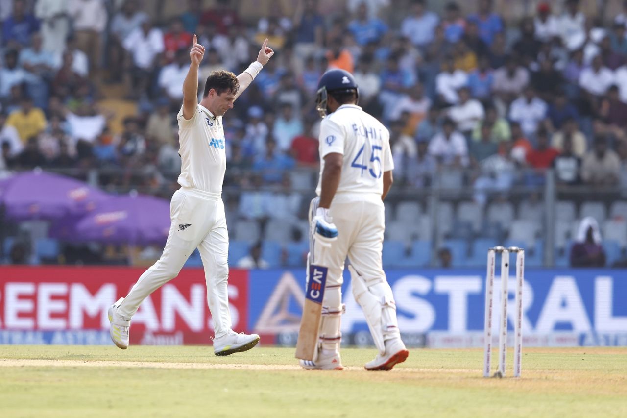 Matt Henry celebrates as Rohit Sharma walks off after edging to the slips cordon, India vs New Zealand, 3rd Test, Mumbai, 1st day, November 1, 2024