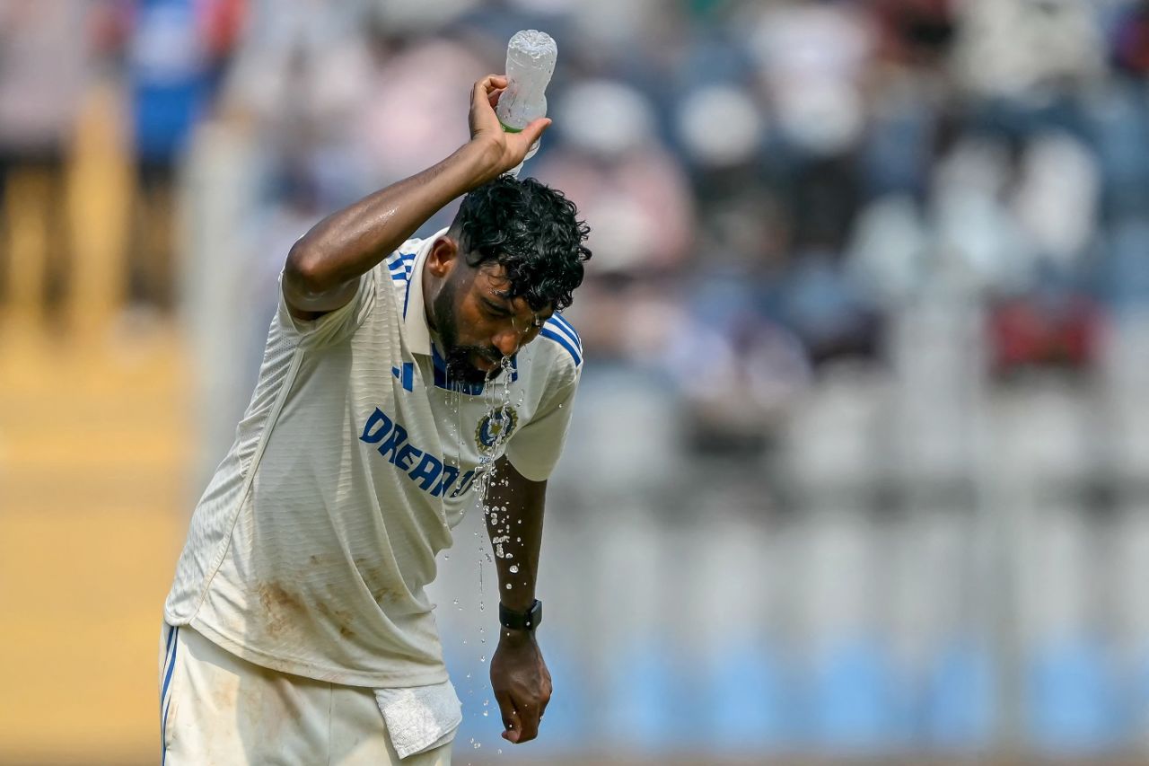 Mohammed Siraj cools off to fight the Mumbai heat, India vs New Zealand, 3rd Test, Mumbai, 1st day, November 1, 2024