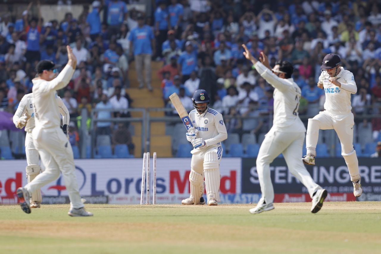 Shubman Gill was bowled by Ajaz Patel without offering a shot, India vs New Zealand, 3rd Test, Mumbai, 3rd day, November 3, 2024