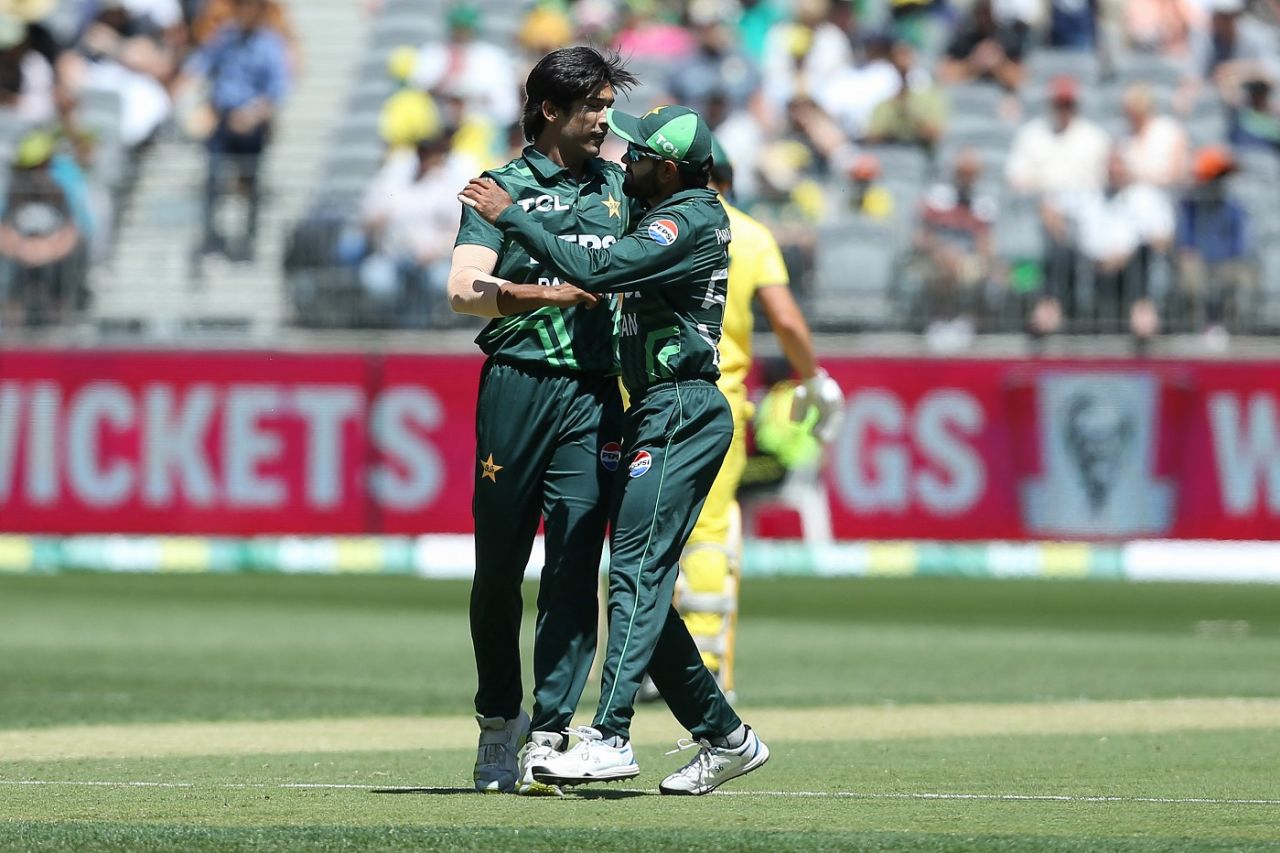 Mohammad Hasnain gets a hug from Babar Azam after he had Marcus Stoinis nicking behind, Australia vs Pakistan, 3rd ODI, Perth, November 10, 2024