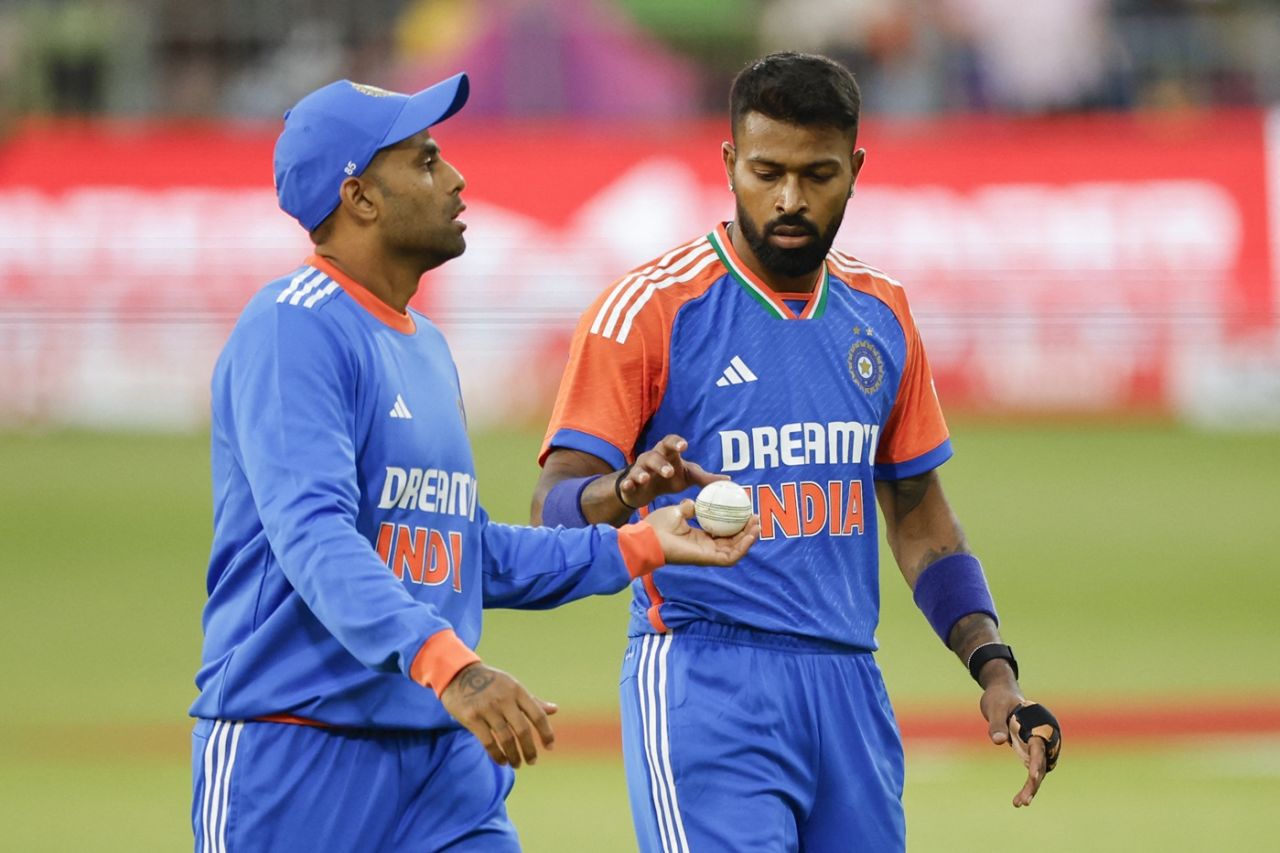 Suryakumar Yadav hands the ball to Hardik Pandya, South Africa vs India, 2nd T20I, Gqeberha, November 10, 2024