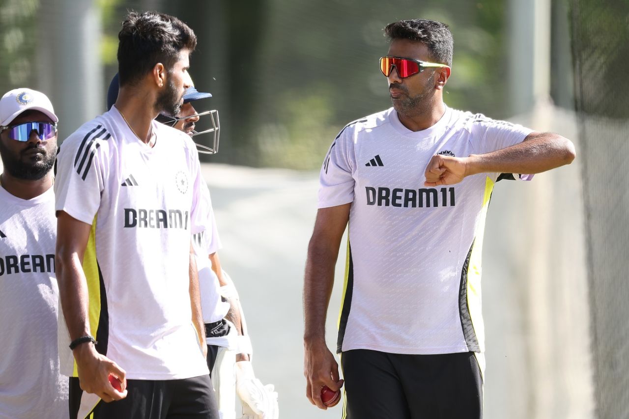 Offspinners in conversation: Washington Sundar chats with R Ashwin, WACA, Perth, November 15, 2024