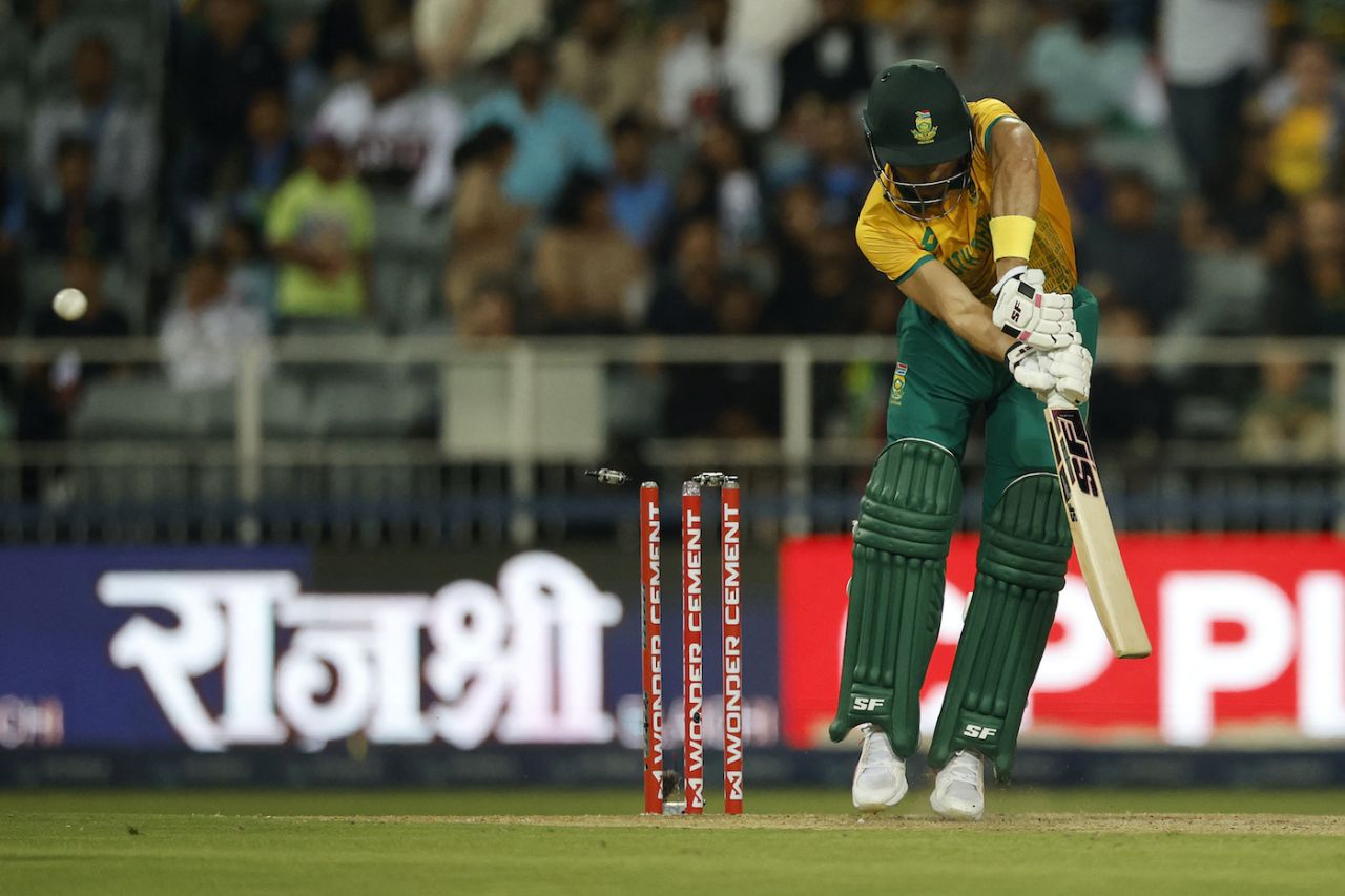 An NSFW inswinger from Arshdeep Singh had Reeza Hendricks' off-bail spin like a helicopter's rotor blades, South Africa vs India, 4th T20I, Johannesburg, November 15, 2024