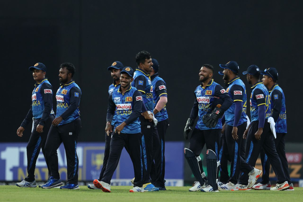 Kusal Mendis gets a laugh out of Maheesh Theekshana and Pathum Nissanka, Sri Lanka vs New Zealand, 2nd ODI, Pallekele, November 17, 2024