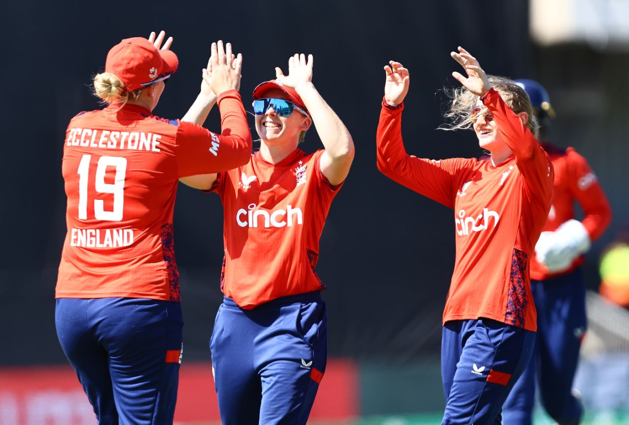 Sophie Ecclestone takes the plaudits after catching Sune Luus, South Africa vs England, 1st Women's T20I, East London, November 24, 2024