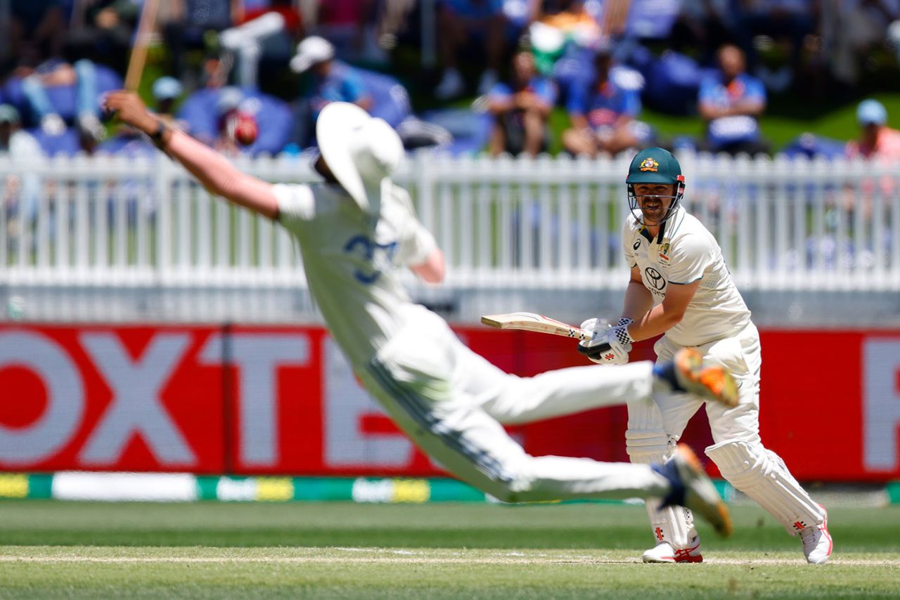 Travis Head slashes through the off side, Australia vs India, 1st Test, 4th day, Optus Stadium, November 25, 2024