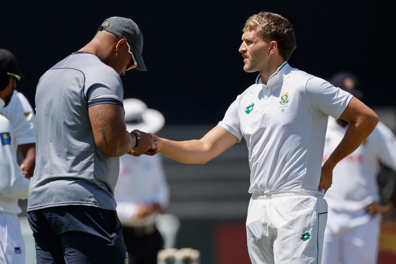 Wiaan Mulder gets treatment after taking a knock to his finger - he eventually went off retired hurt, South Africa vs Sri Lanka, 1st Test, 2nd day, Durban, November 28, 2024
