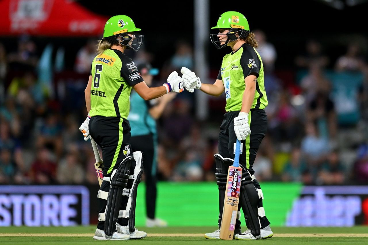 Taneale Peschel and Hannah Darlington added an unbeaten 64 to take Thunder to 133, Brisbane Heat vs Sydney Thunder, Challenger, WBBL 2024-25, Allan Border Field, November 29, 2024