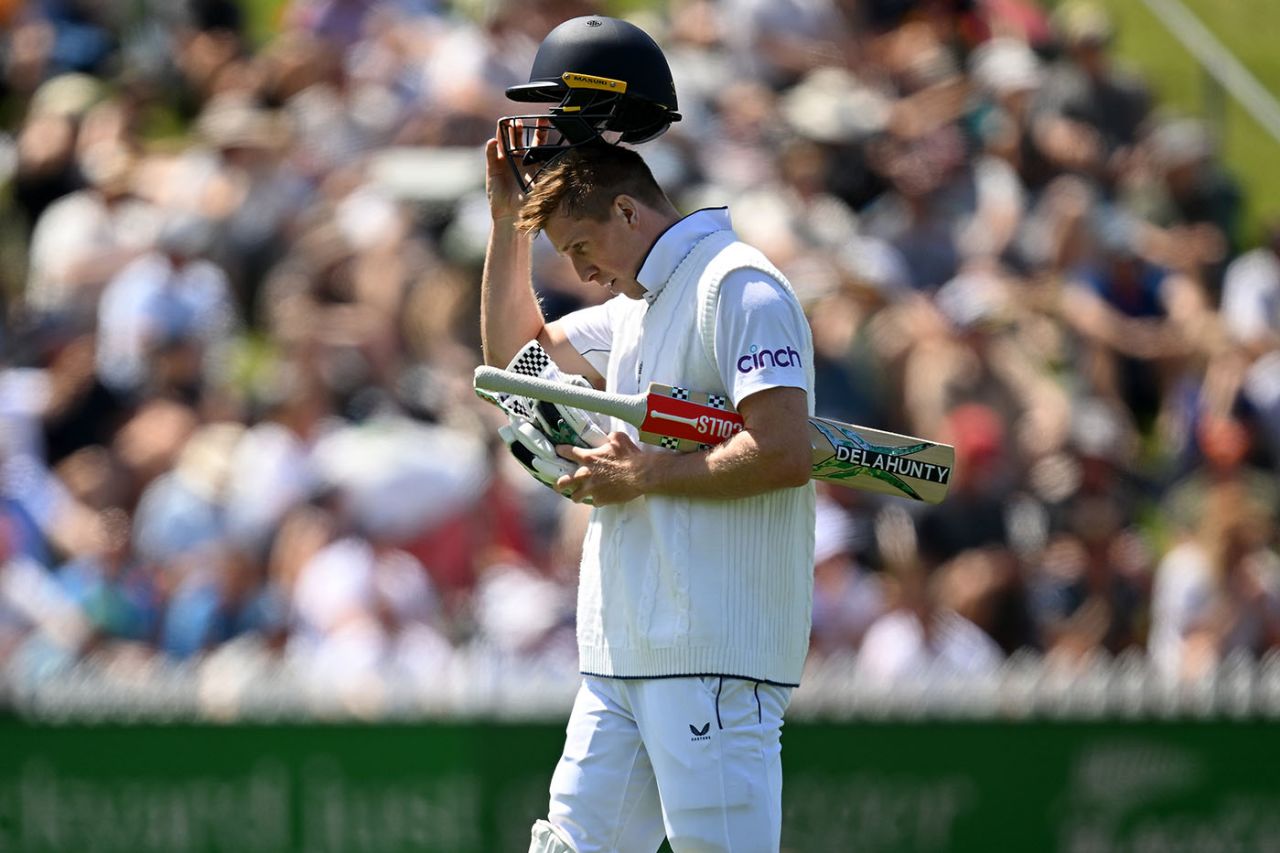 Zak Crawley departs after being dismissed by Matt Henry, New Zealand vs England, 2nd Test, Wellington, 1st day, December 6, 2024